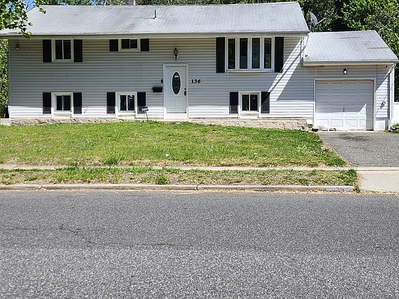 3rd image of 136 Newbury Rd