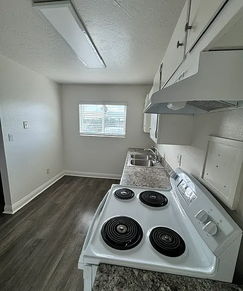 Highland Park Apartments — Photo 13