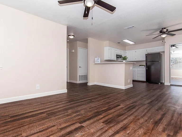 Foxwood Apartments — Photo 40