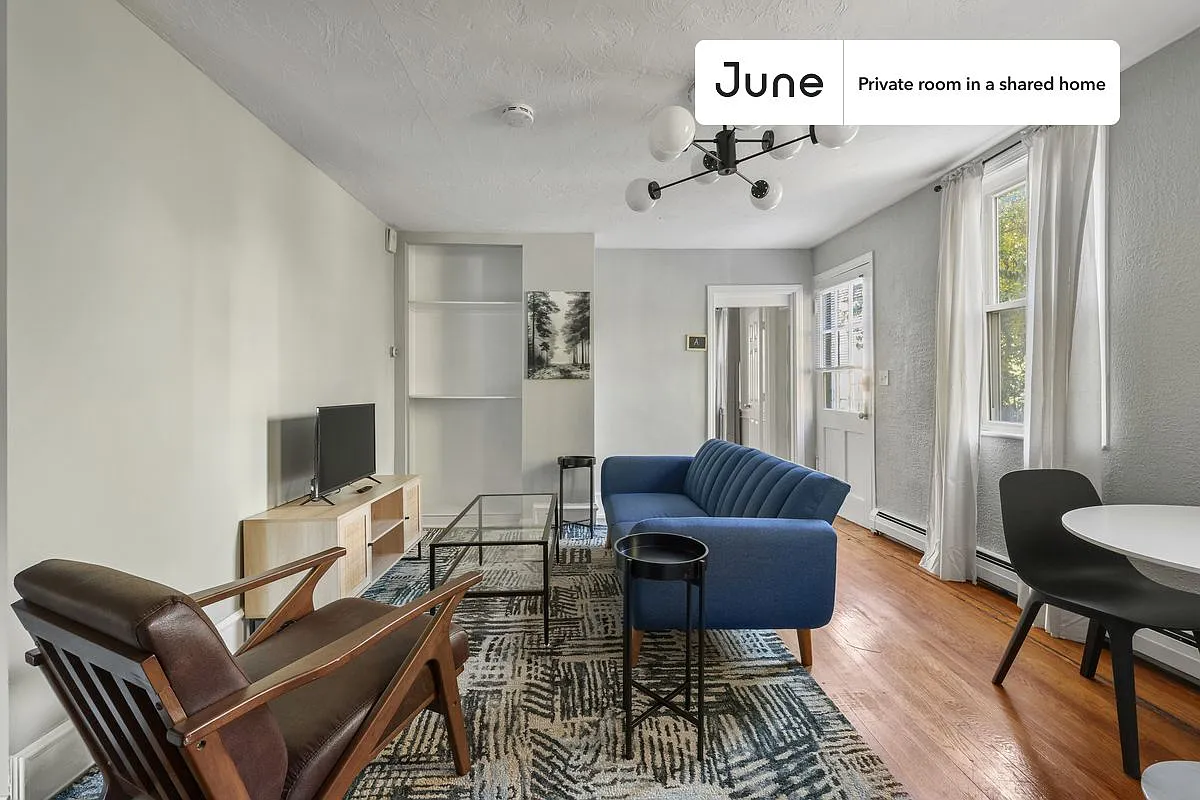 Queen bedroom in 2 bed/1 bath home in Newton Corner #775 A — Photo 3