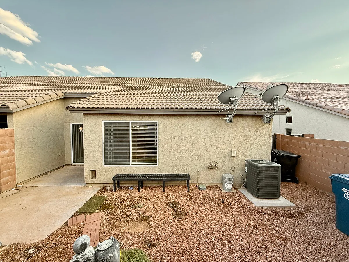 3 bed, 2.0 bath, 1176 sqft, $2,100 — Photo 3
