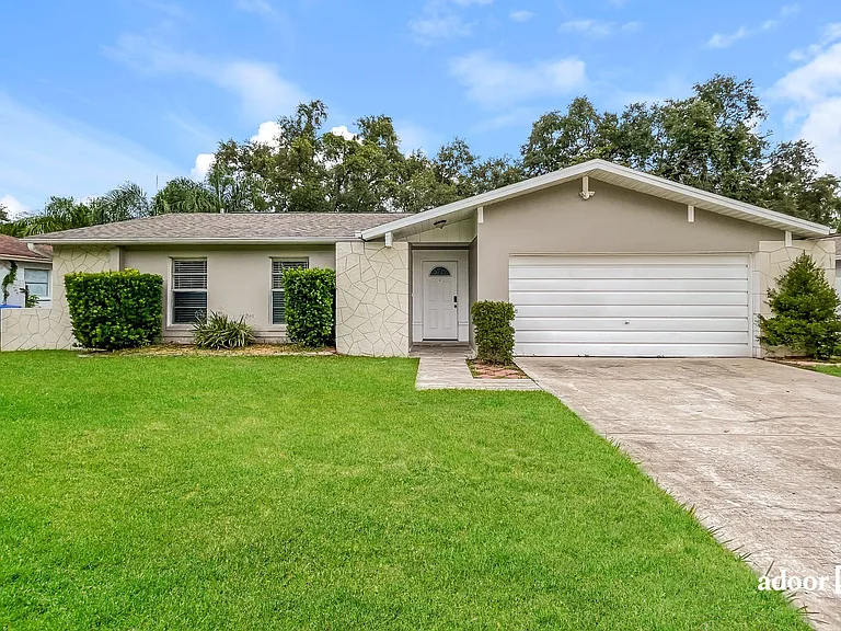 2210 Valleybrook Ave — Photo 1