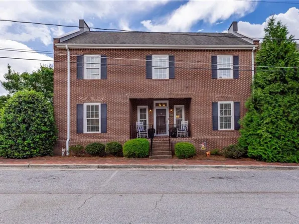 105 Gannaway St, Jamestown, NC 27282