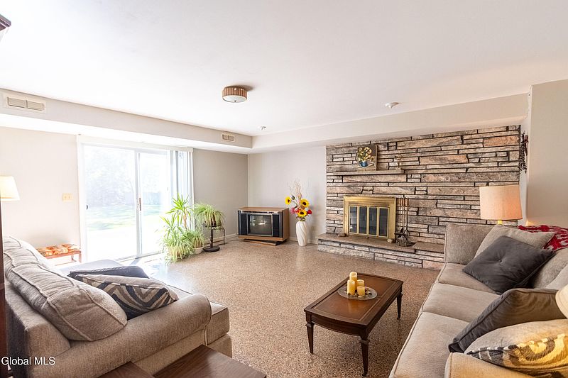 3rd image of 8 Sawyer Place