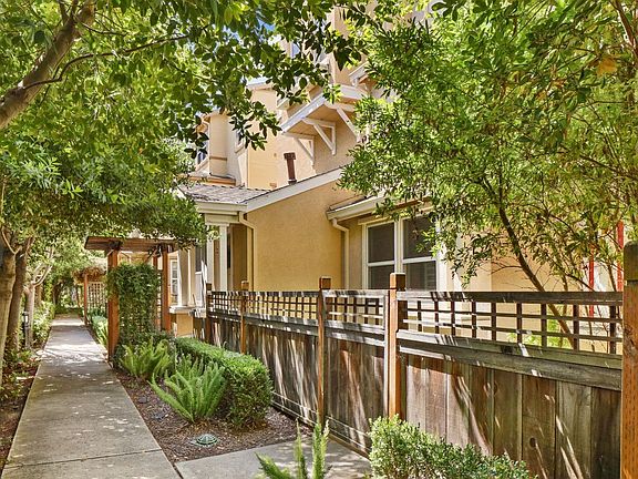 4th image of 1074 Old Oak Ln