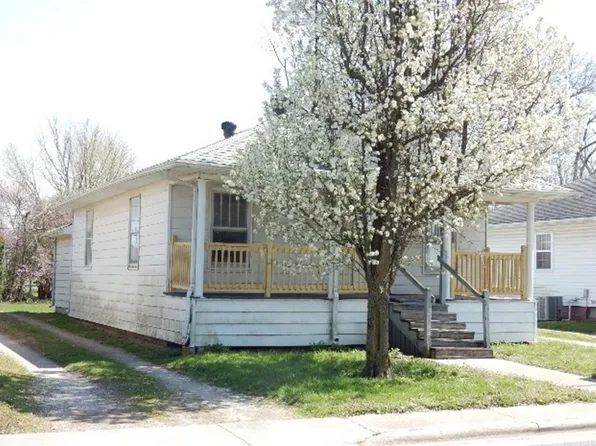 321 N Chiles St, Carlinville, IL 62626