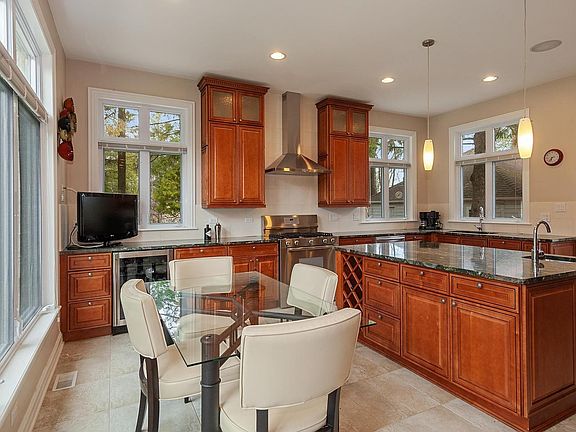 Chef''s Kitchen - Informal Dining Area, Large Island, Beverage Cooler, Stainless Steel Appliances & Granite Countertops