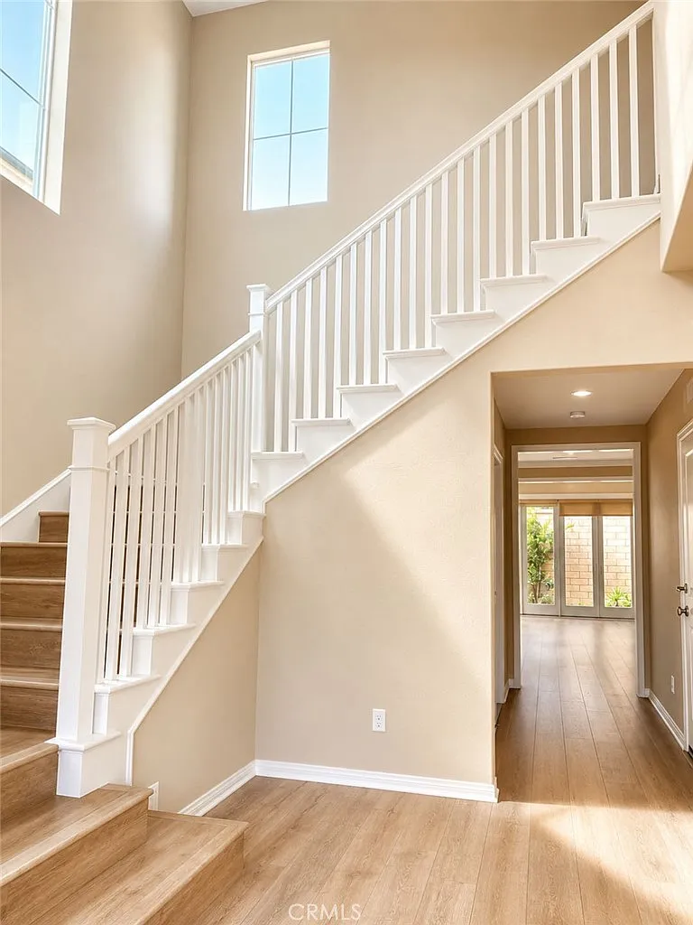 3 bed, 2.5 bath, 2052 sqft, $5,200 — Photo 3