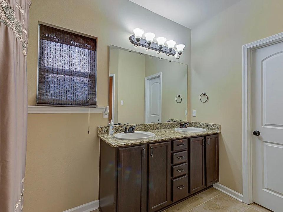 1st image of 400 Magnolia Knee Dr
