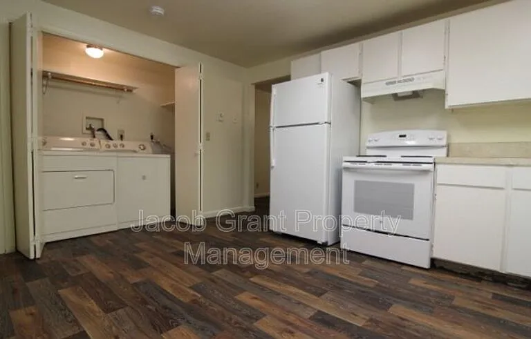 1380 E Poplar St #A — Photo 3