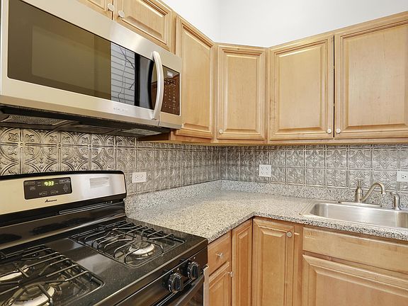 3rd image of 1726 N Sedgwick St APT 1R