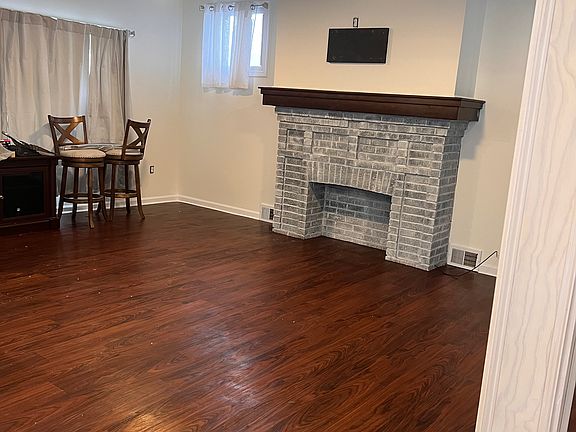 2nd image of 106 Roanoke Pkwy #1