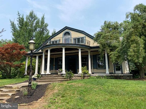 2nd image of 1052 Roundhouse Rd