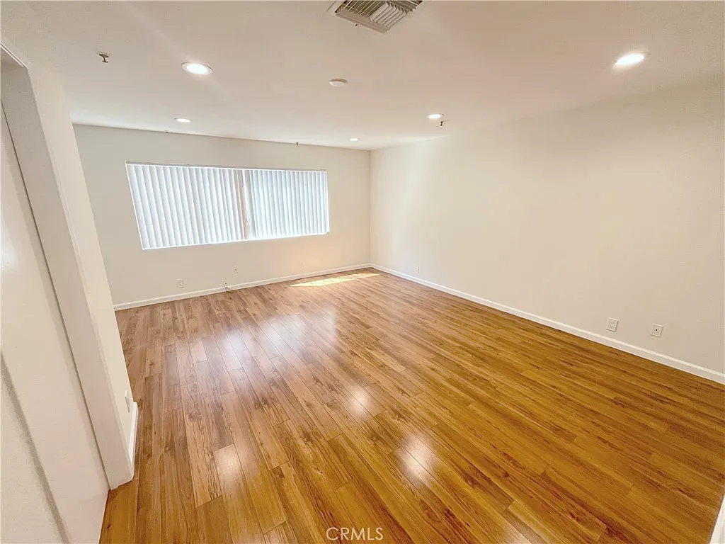 2 bed, 1.5 bath, 1100 sqft, $2,250 — Photo 3