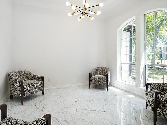 4th image of 1002 Woodvale Ct