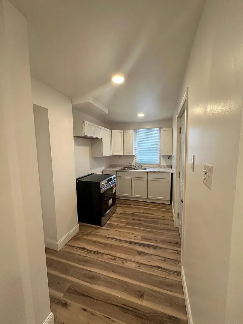 Newly Renovated One Bedroom House, Downtown Location — Photo 1