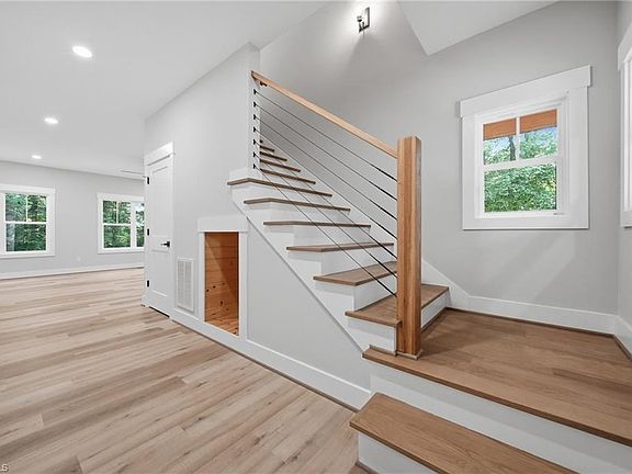 4th image of 110 Walnut Ave