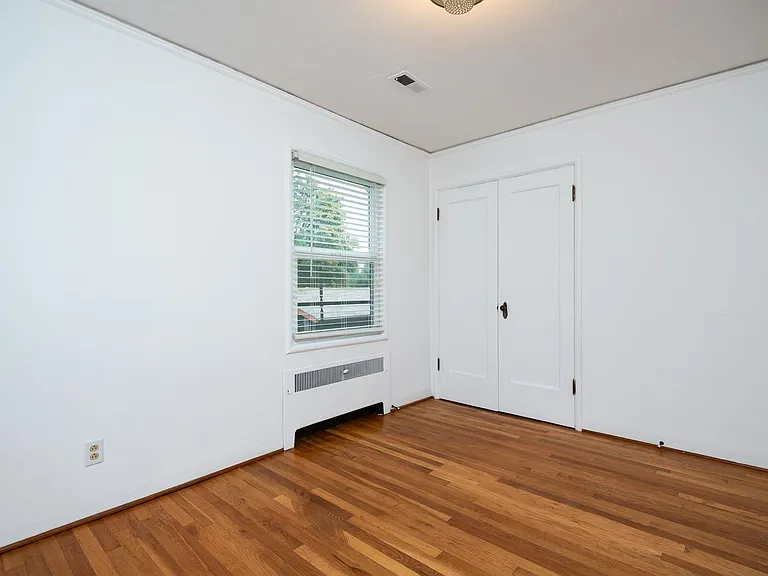 2211 NE Pacific St — Photo 22