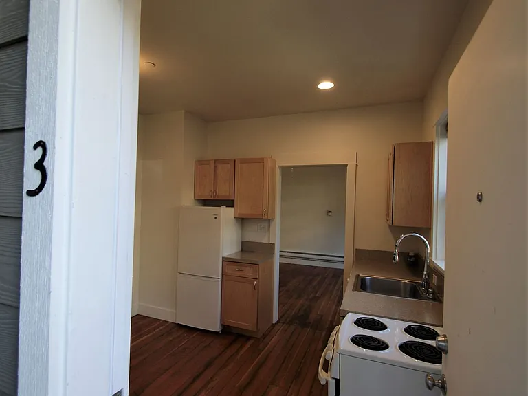 2046 Franklin Ave E — Photo 3