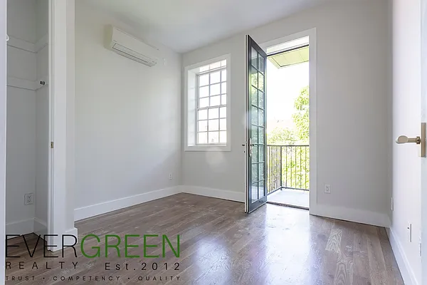Rented by Evergreen Apartments BK | media 16