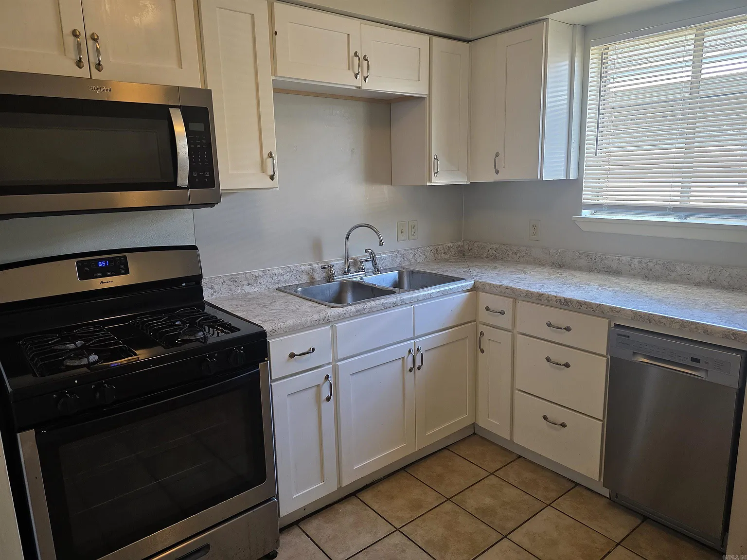 2 bed, 1.0 bath, 797 sqft, $995 — Photo 3
