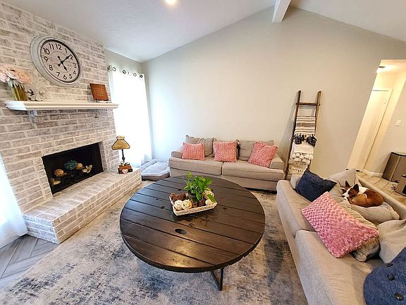 3rd image of 310 Oakdale Pl