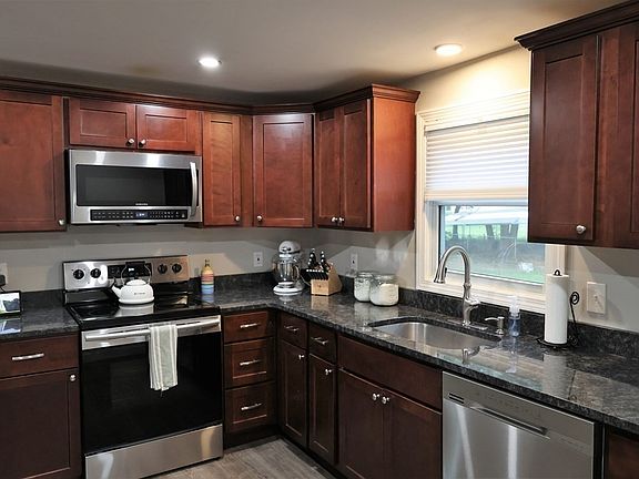 3rd image of 40 Cushing Ave