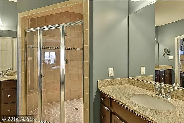 Mater Bathroom (upstairs)