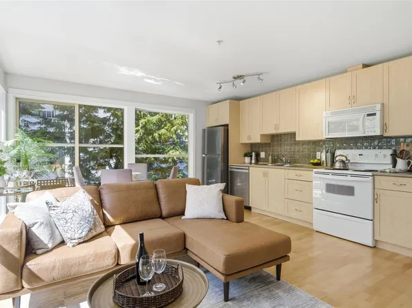 1155 Yates St #206, Victoria, BC V8V 3N1