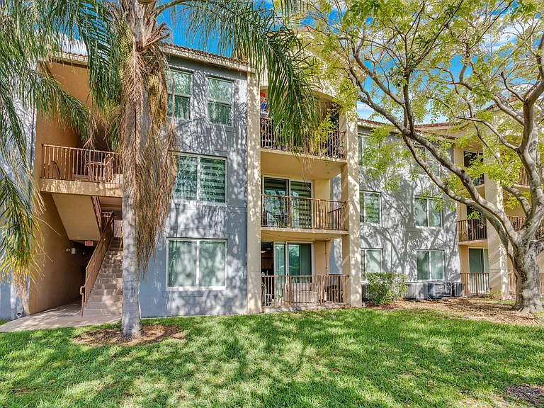 214 Villa Cir #214 — Photo 30
