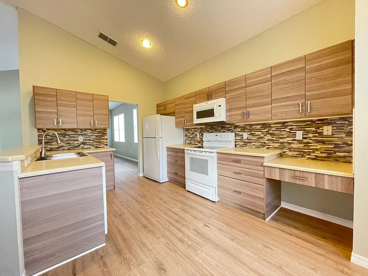 4 bed, 1966 sqft, $2,850 — Photo 2