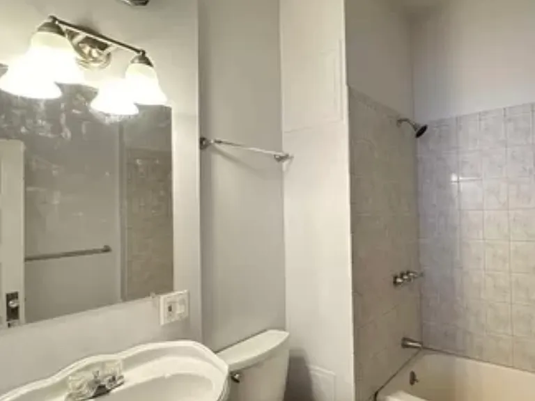 2347 W 24th Pl #2R — Photo 5