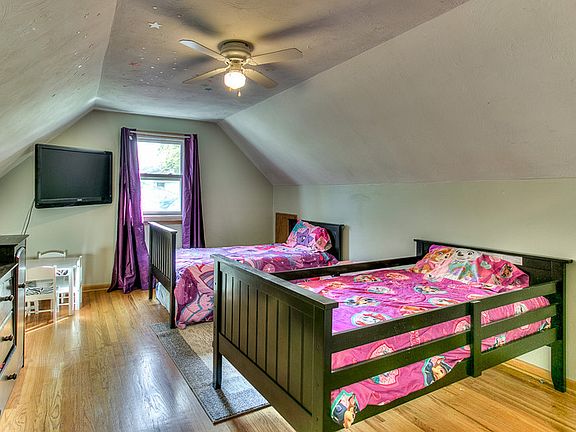 upstairs lofted bedroom : 2 upstairs bedrooms have hardwood floor