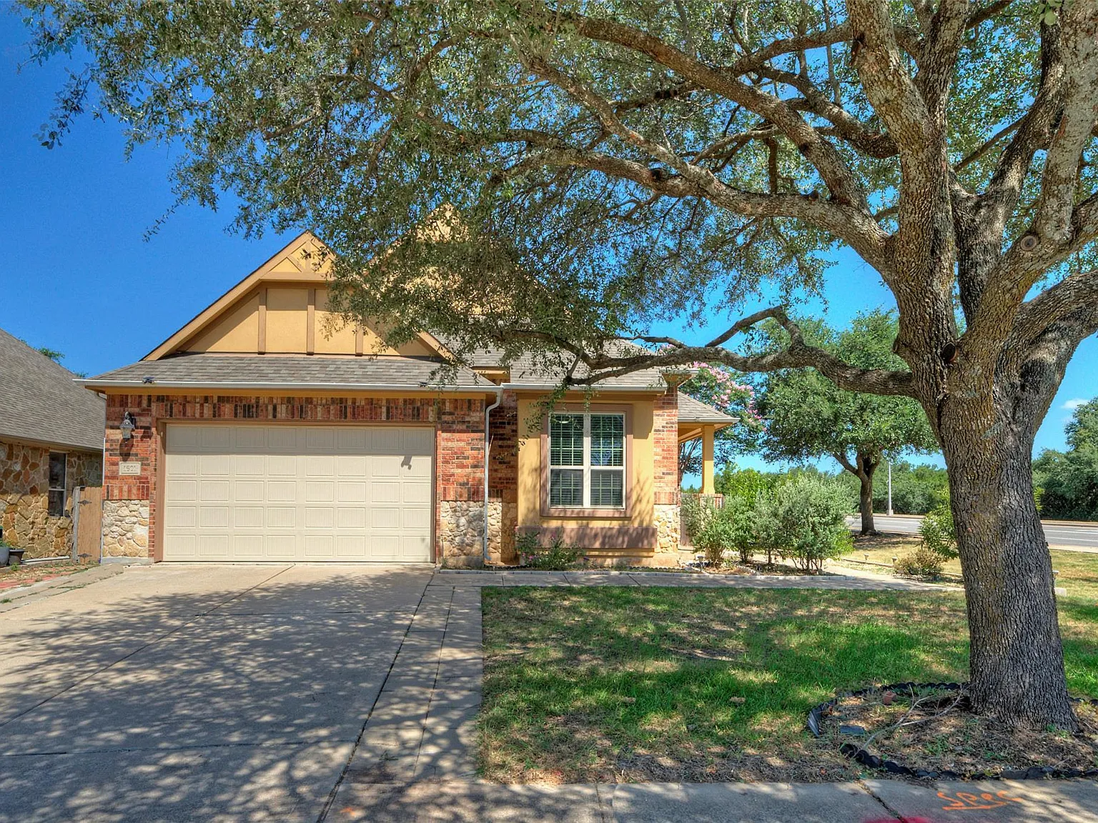 3 bed, 2.0 bath, 2021 sqft, $2,500 — Photo 2