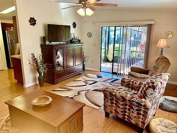 4th image of 32 Horseshoe Falls Dr