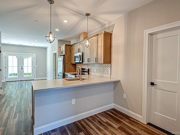 5th image of 1 Conklin St Unit 202