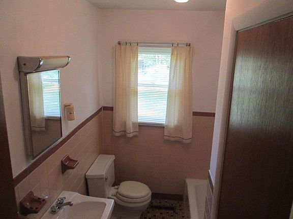 5th image of 288 Willow Dr