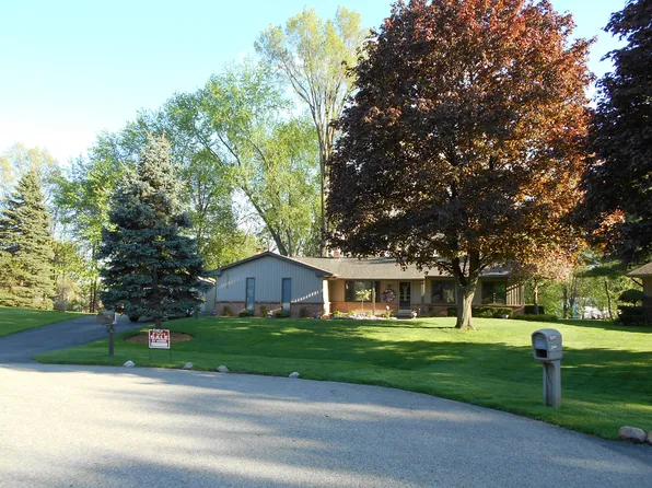 2416 Fox Hills Dr, Shelby Township, MI 48316