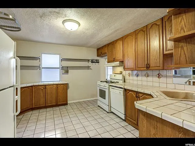 590 E Leland Ave — Photo 6