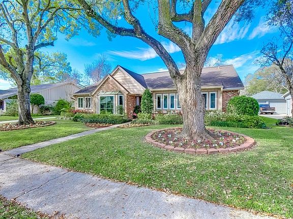 3rd image of 8302 Braesdale Ln