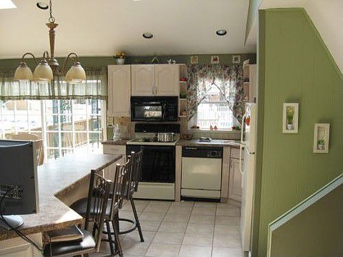 4th image of 8 Pinetree Dr