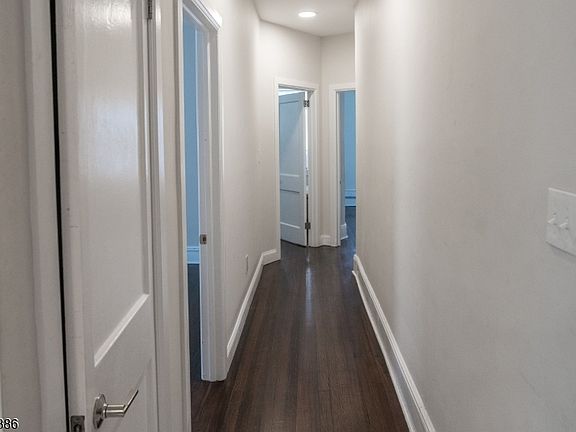5th image of 57 Glenridge Ave APT 2R