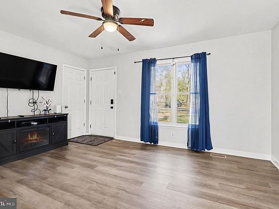 4th image of 426 Durham Dr