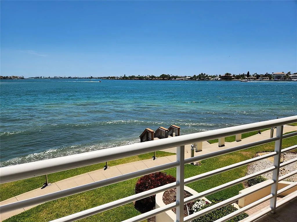 2 bed, 2.0 bath, 1185 sqft, $3,000 — Photo 2