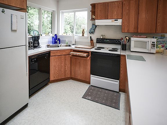Great kitchen with lots' of cabinets & counter space!>