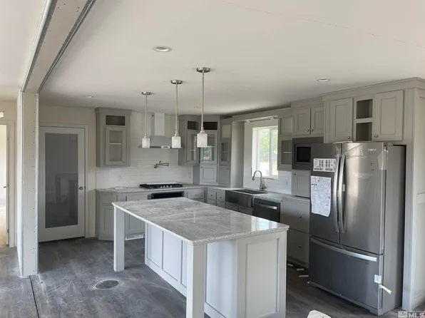 221 Quail Run Dr, Yerington, NV 89447