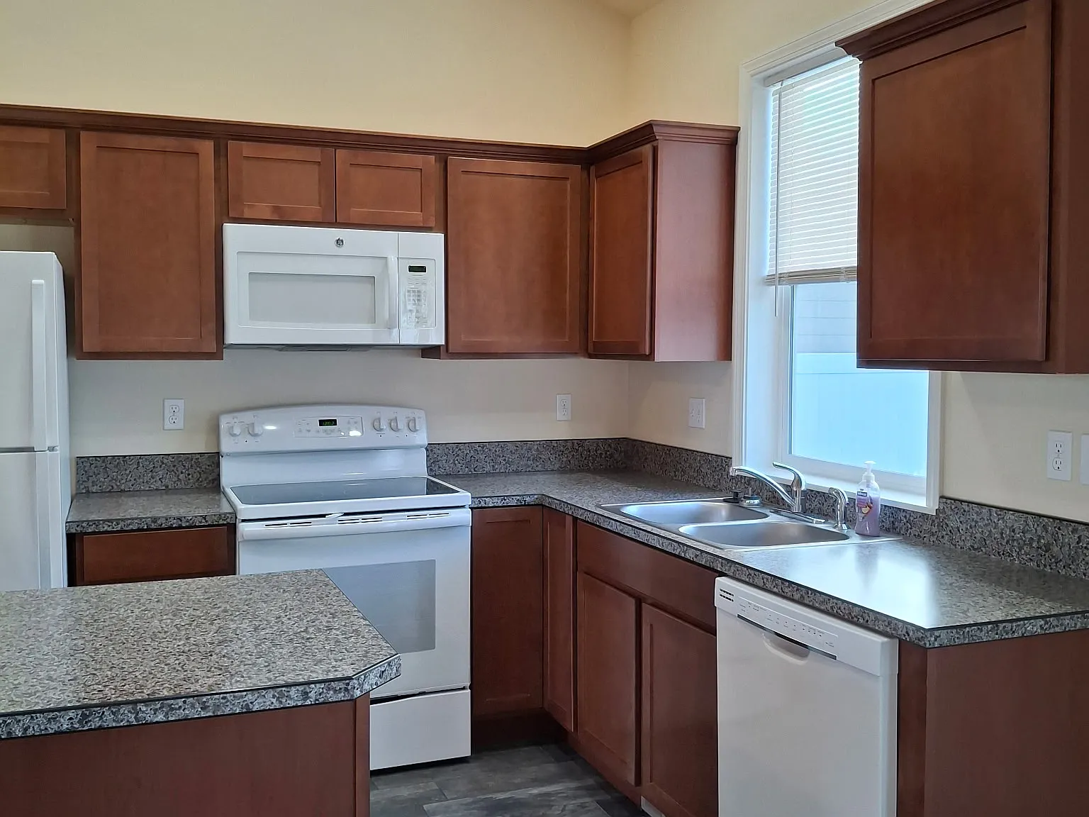 2 bed, 2.5 bath, $1,600 — Photo 3