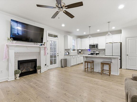 5th image of 3018 Hidden Spring Ln