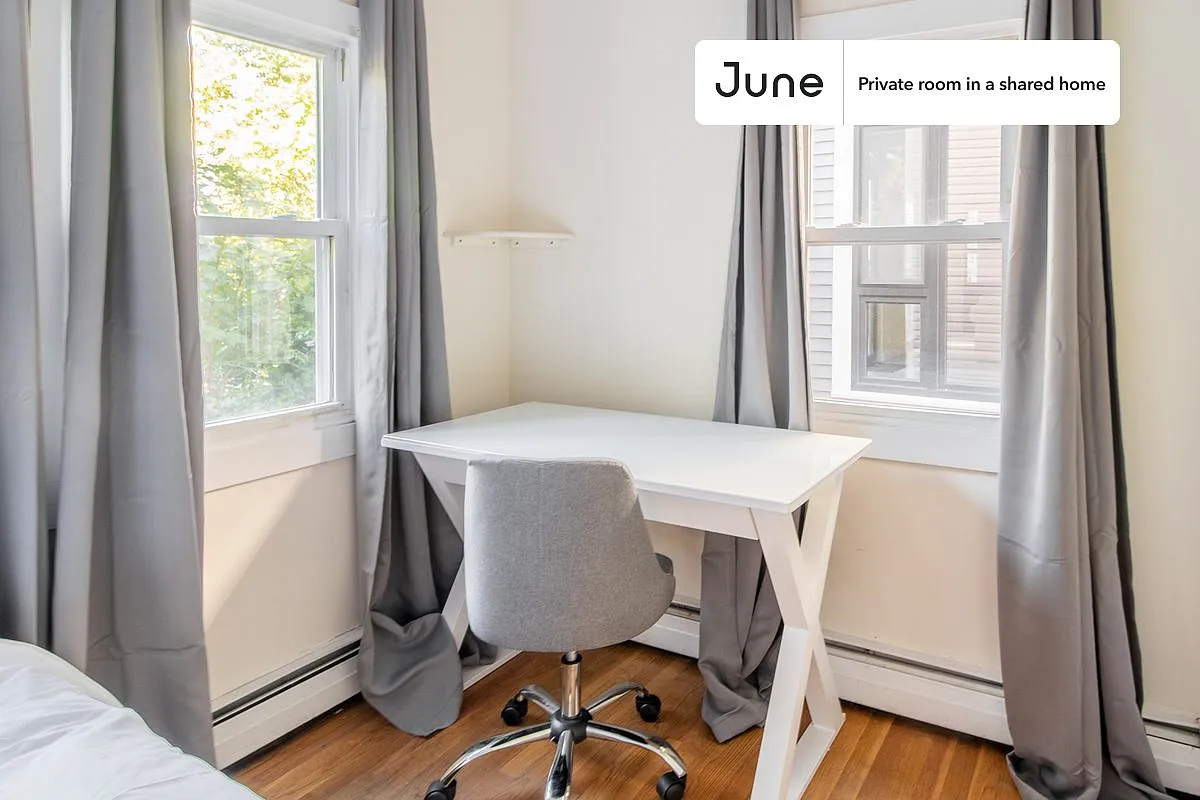 Queen bedroom in 5 bed/1 bath home in Mission Hill #1068 E — Photo 3