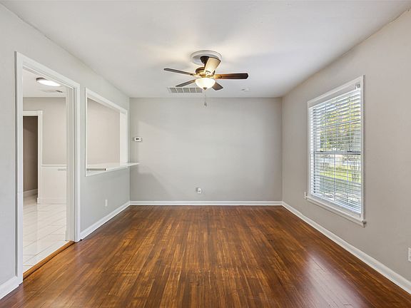 4th image of 832 Bowie St